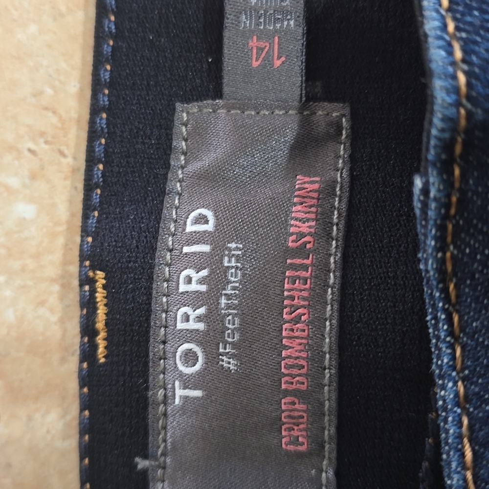 NWOT Torrid Blue Ankle Cropped Jeans with Rolled Cuffs - Picture 5 of 5